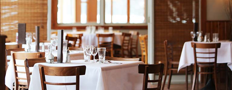 Salle de restaurant lumineuse chaises en bois