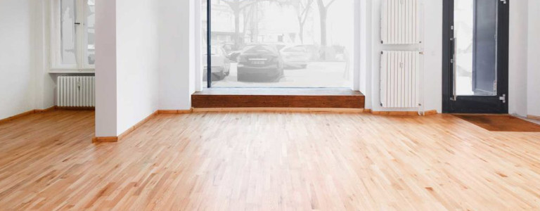 Vitrine de boutique avec parquet flottant
